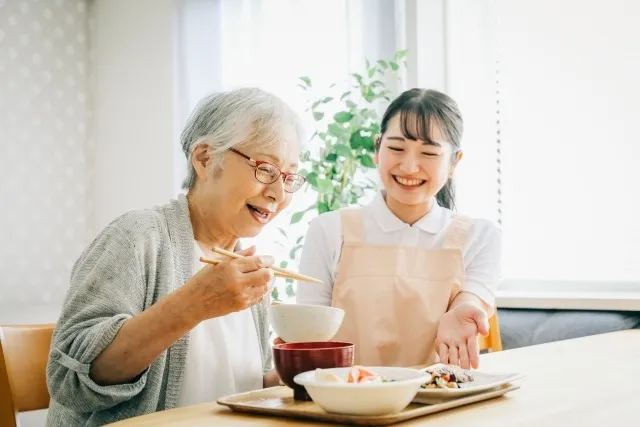 今さら聞けない？介護職員とヘルパーの違いを比較