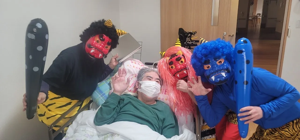 寝たきりの利用者さんとも節分を楽しむ