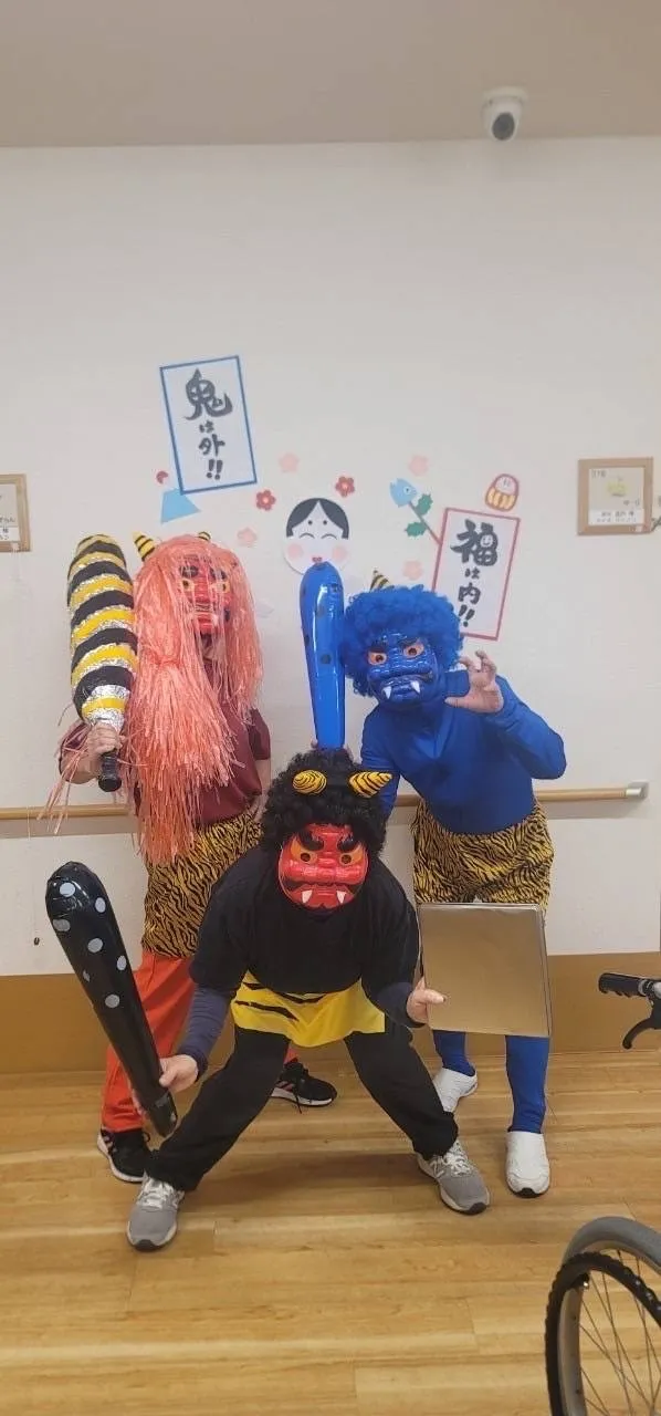 鬼に扮した職員