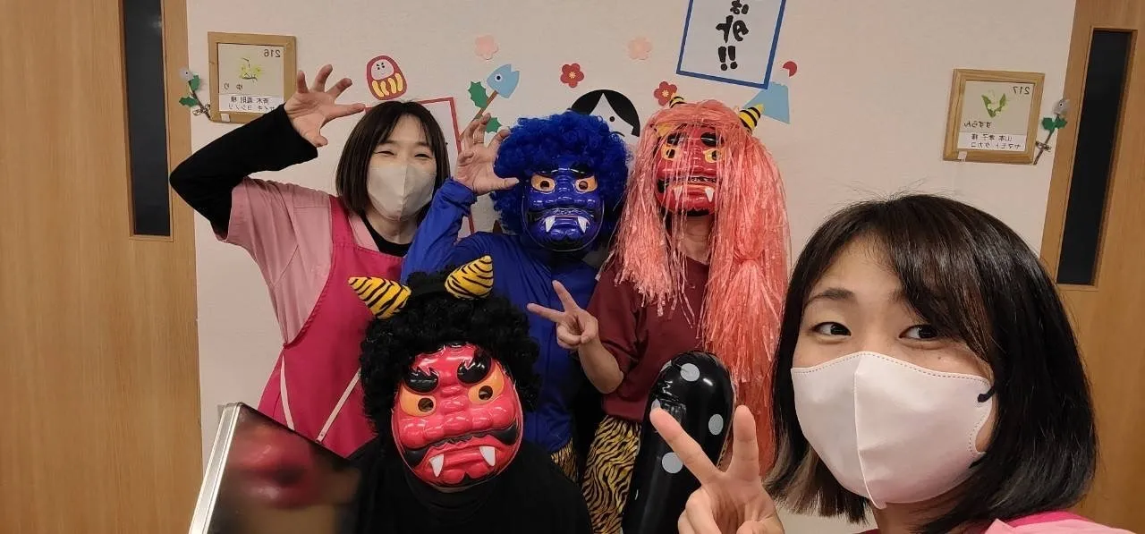 職員による仮装準備