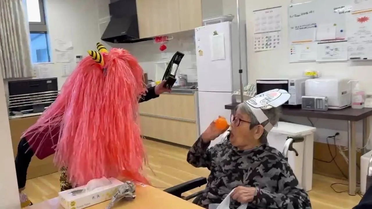 豆まきをする利用者さん