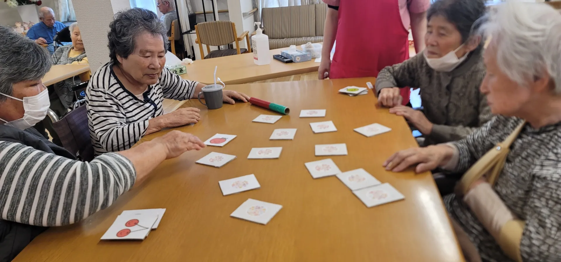 レクリエーションで楽しい時間の共有｜介護施設での一日